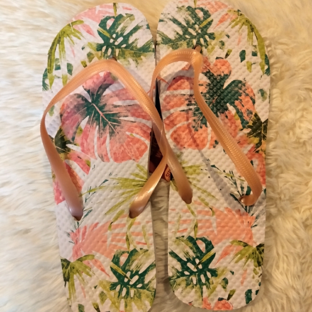 5 for $10 🥳 Tropical Hawaiian plant flip flop Sandals